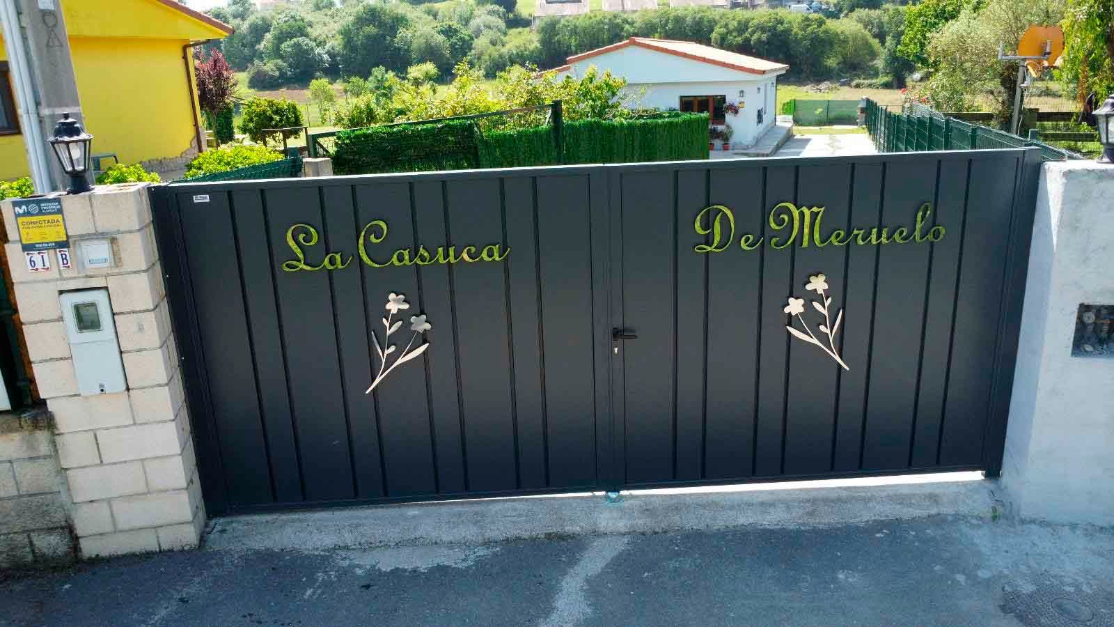 Una puerta negra con el nombre de Manuel en ella