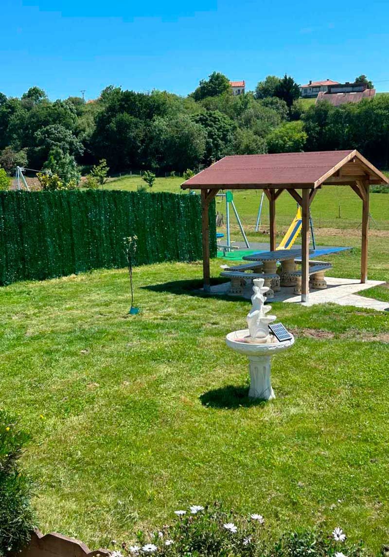 Hay un mirador en medio de un exuberante campo verde.