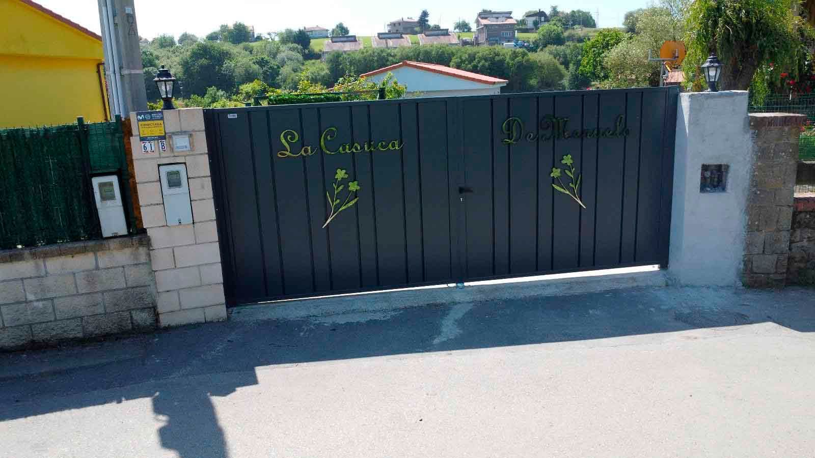 Una puerta negra con la palabra La Canaria.