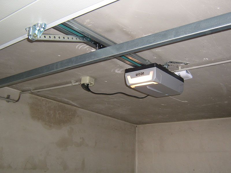 Ein Garagentoröffner hängt von der Decke