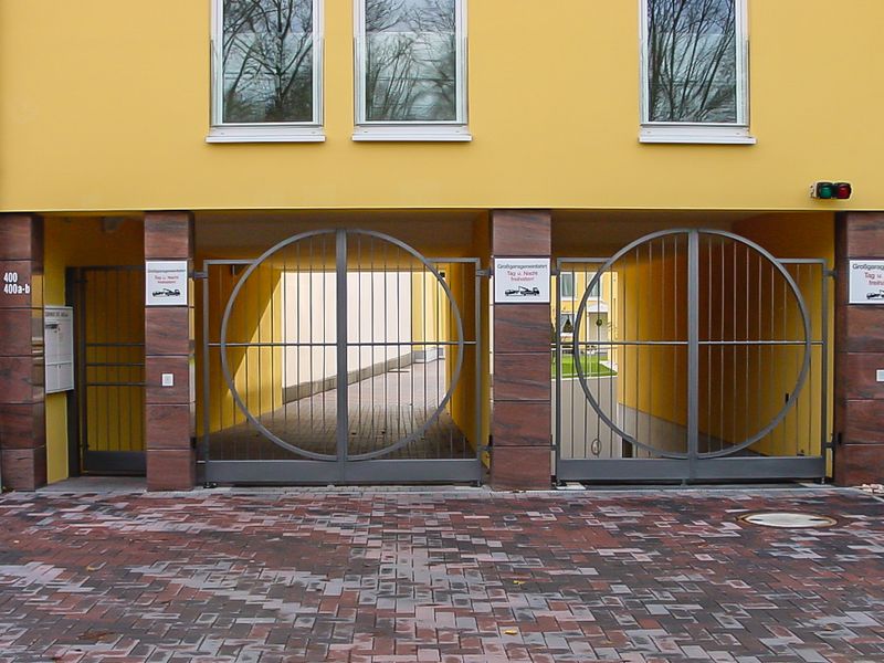 Ein gelbes Gebäude mit einem runden Tor davor