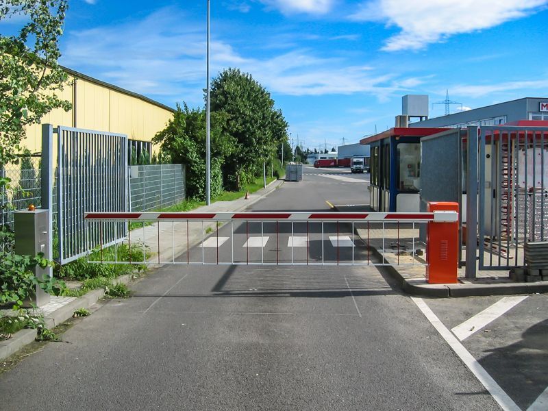 Eine rot-weiße Barriere am Straßenrand