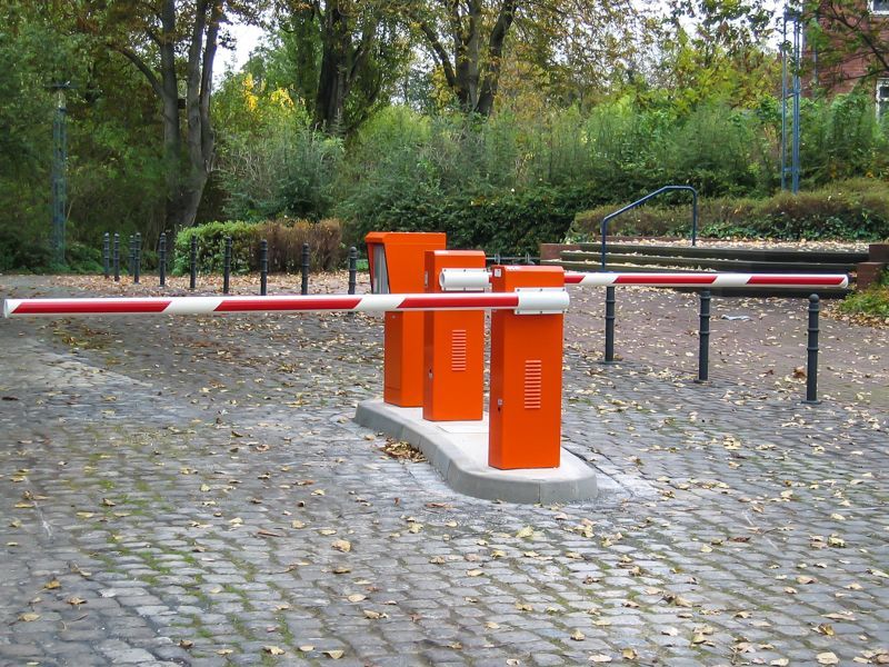 Eine Reihe orangefarbener und weißer Barrieren auf einem Parkplatz