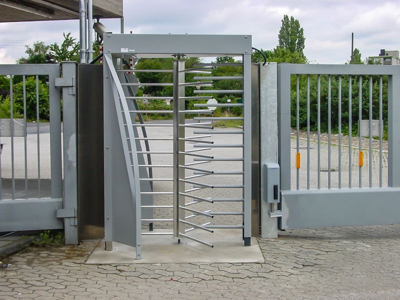 Ein Metalltor mit einer Treppe, die hinaufführt