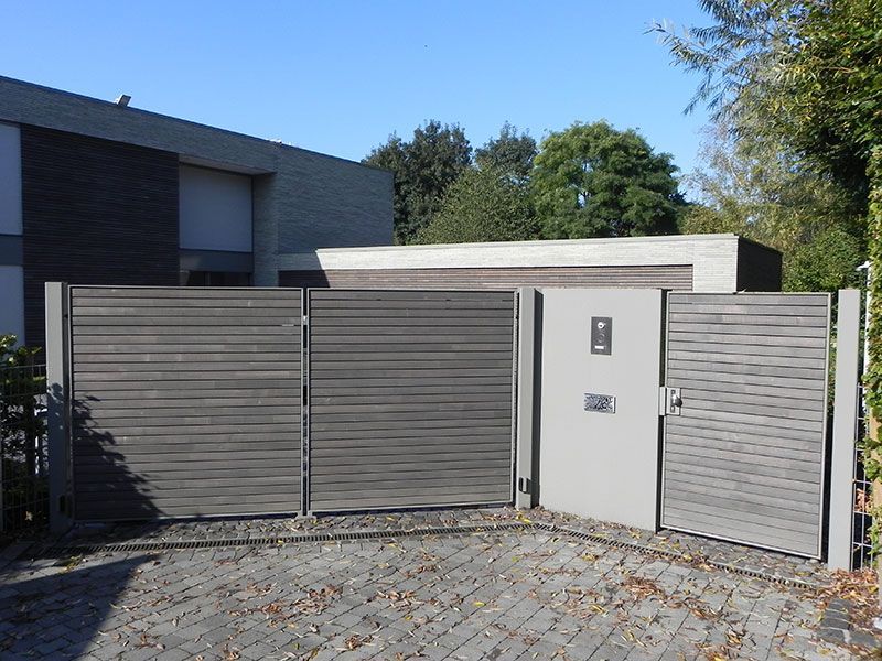 Ein Haus mit einem Tor und einem Briefkasten davor