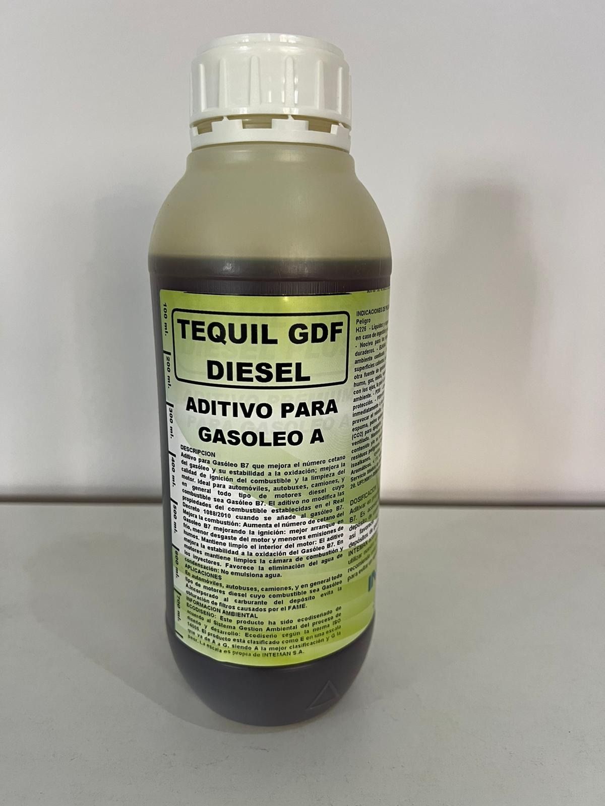 Una botella de tequil GDF Diesel reposa sobre una mesa.