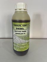 Una botella de tequil GDF Diesel reposa sobre una mesa.