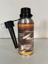 Una botella de regenerador está sobre una mesa.