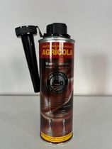 Una botella de vino agrícola está sobre una mesa.
