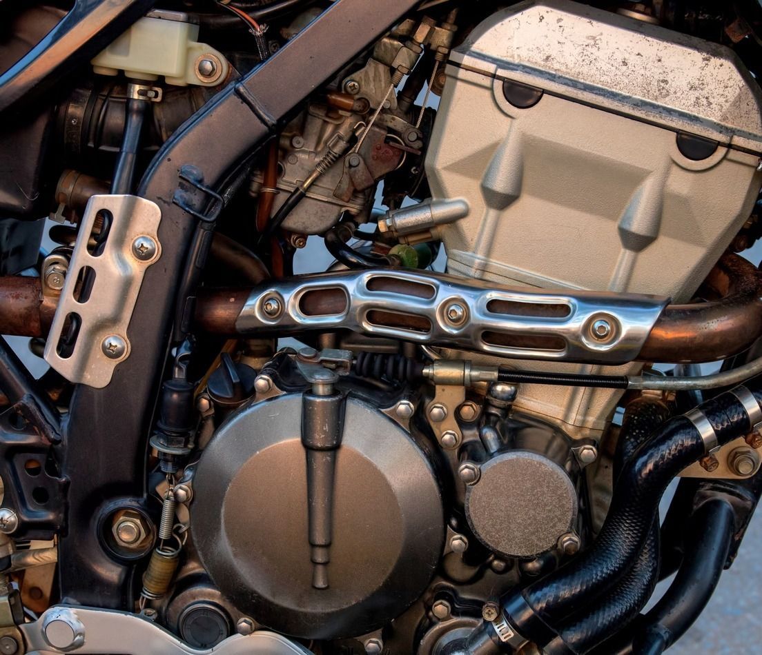 Un primer plano del motor de una motocicleta