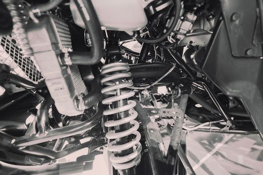 Una fotografía en blanco y negro de la parte inferior de una motocicleta.