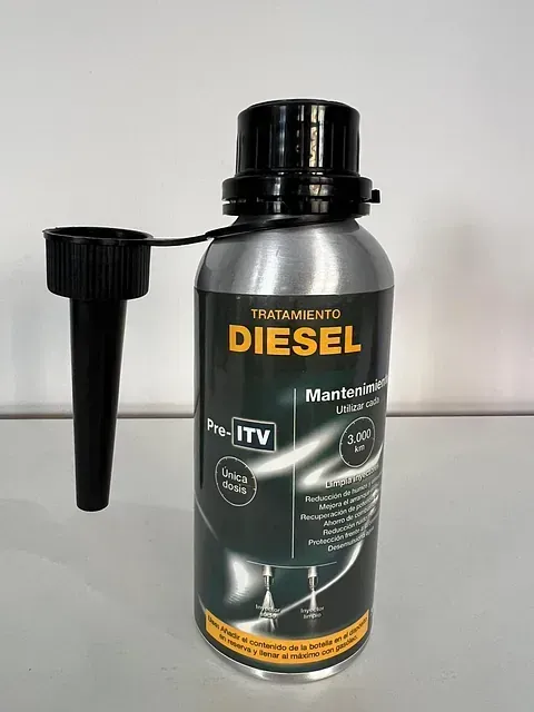 Una botella de diésel está sobre una mesa.