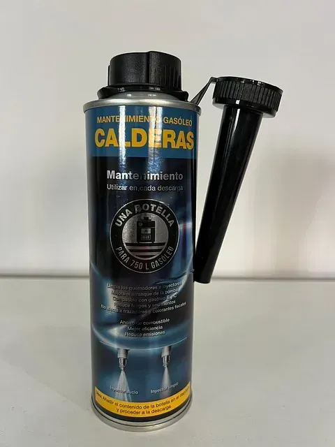 Una botella de gasolina para mantenimiento de caldera está sobre una mesa.