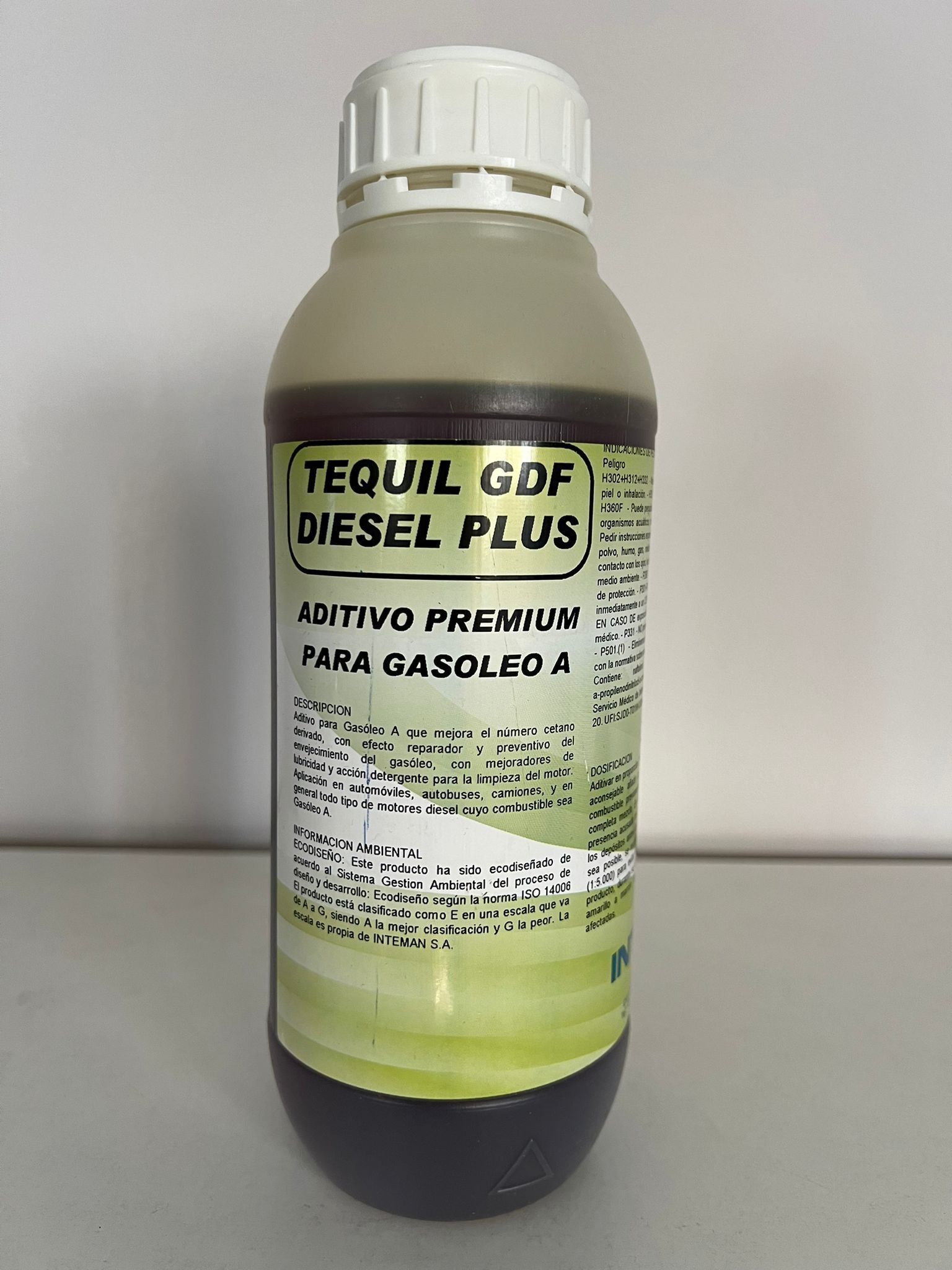 Una botella de tequil gdf diesel plus está sobre una mesa.