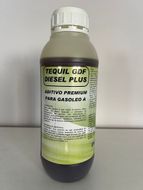 Una botella de tequil gdf diesel plus está sobre una mesa.
