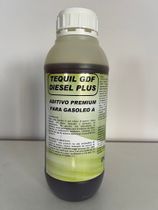 Una botella de tequil gdf diesel plus está sobre una mesa.