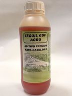 Una botella de tequil gdf agro reposa sobre una superficie blanca