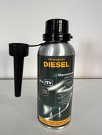 Una botella de tratamiento diésel está sobre una mesa.