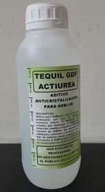 Una botella de tequil gcf actiurea está sobre una mesa.