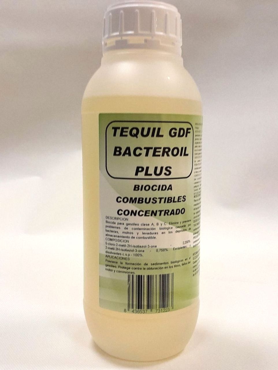 Una botella de tequil gdf bacteriol plus reposa sobre una superficie blanca