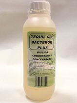 Una botella de tequil gdf bacteriol plus reposa sobre una superficie blanca