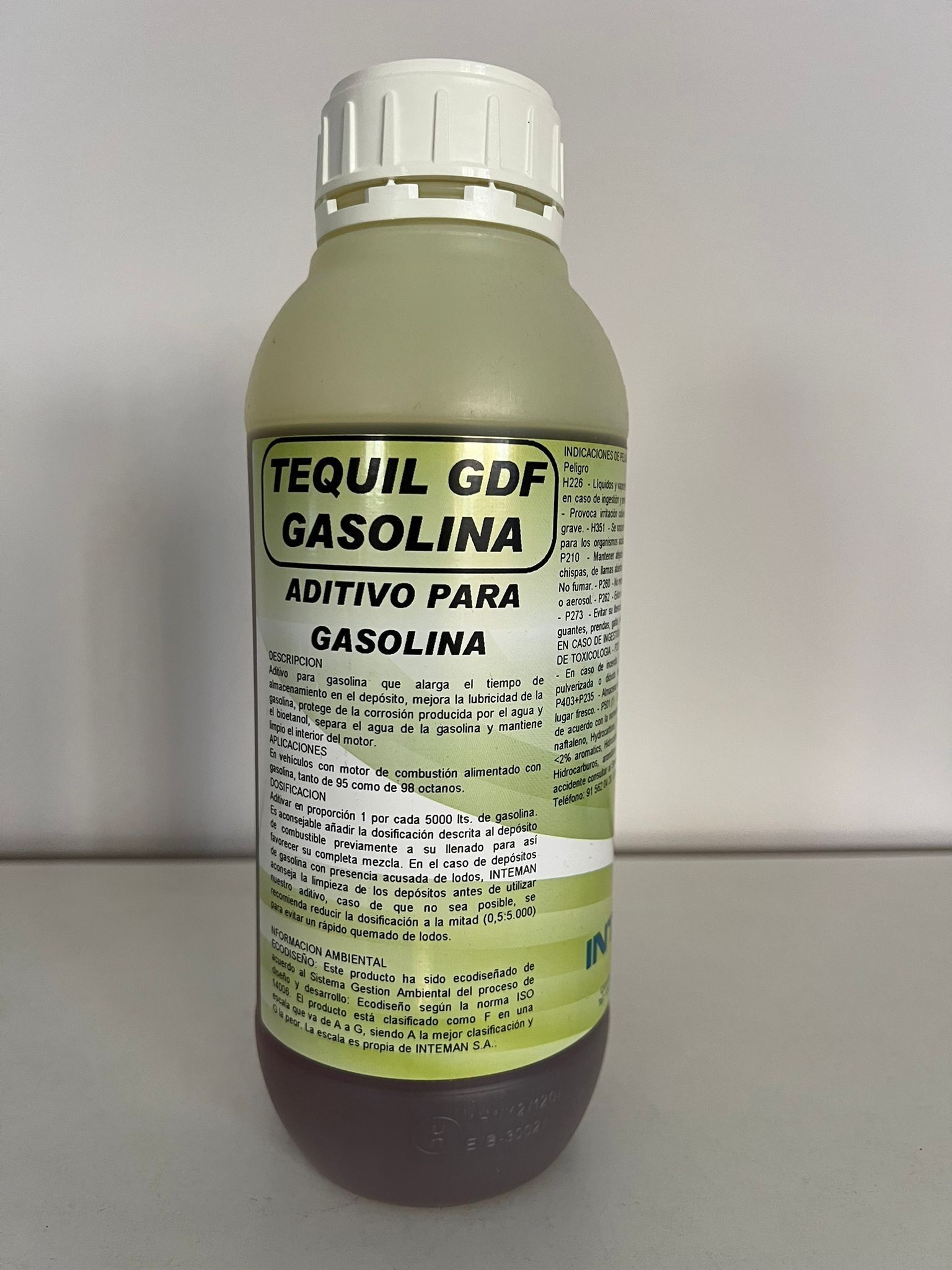 Una botella de tequil gasolina está sobre una mesa