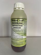 Una botella de tequil gasolina está sobre una mesa