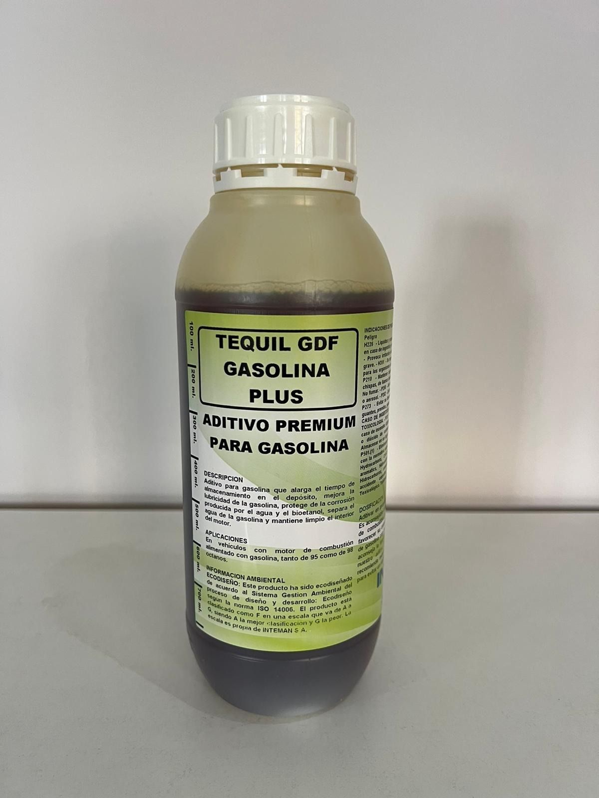 Una botella de tequil gasolina plus reposa sobre una mesa
