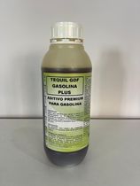 Una botella de tequil gasolina plus reposa sobre una mesa