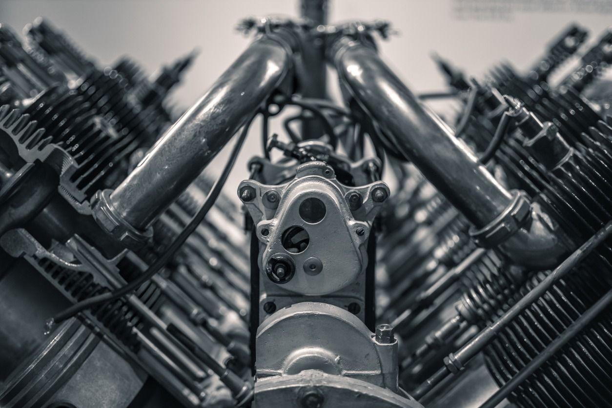 Una fotografía en blanco y negro de un motor de motocicleta.