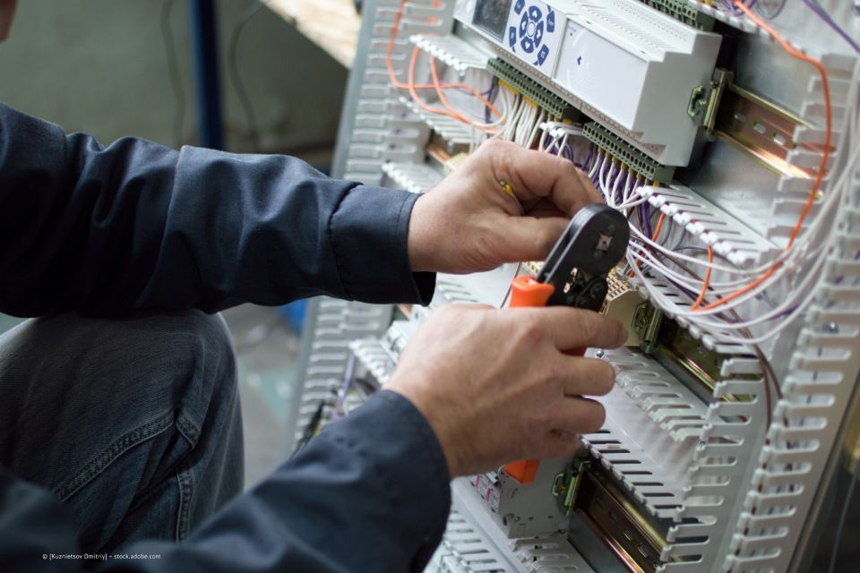 Elektriker bei der Arbeit