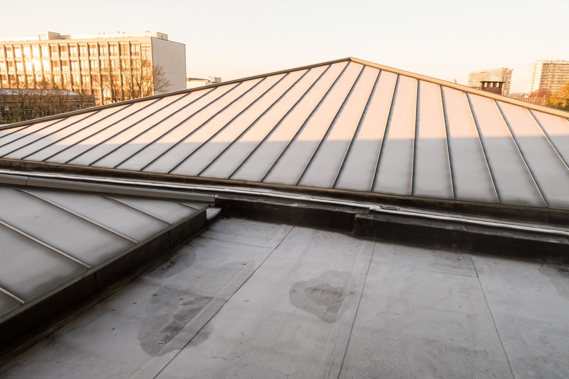 Toit en zinc sur un immeuble élevé