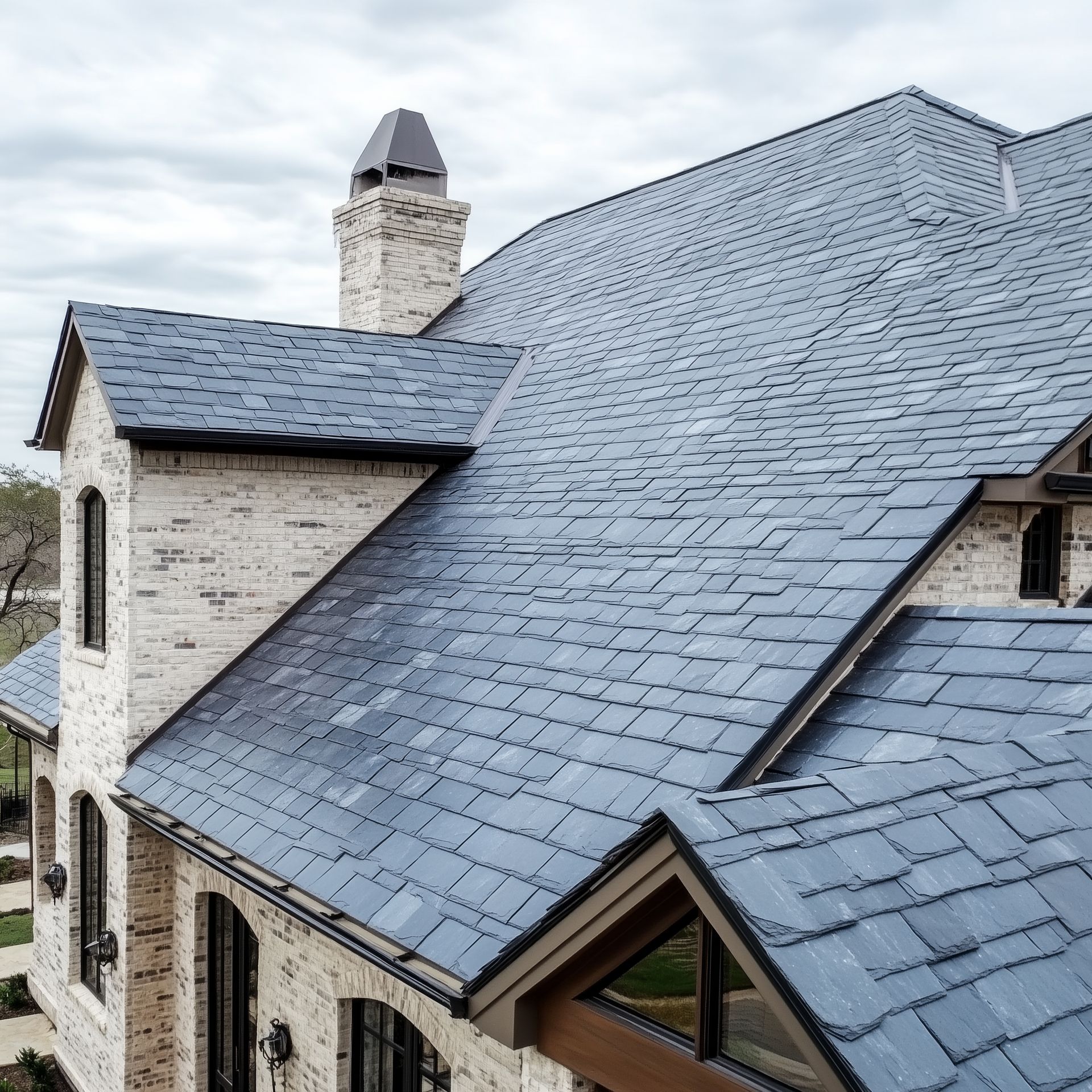Élégant toit en ardoise sur une maison en briques avec cheminée