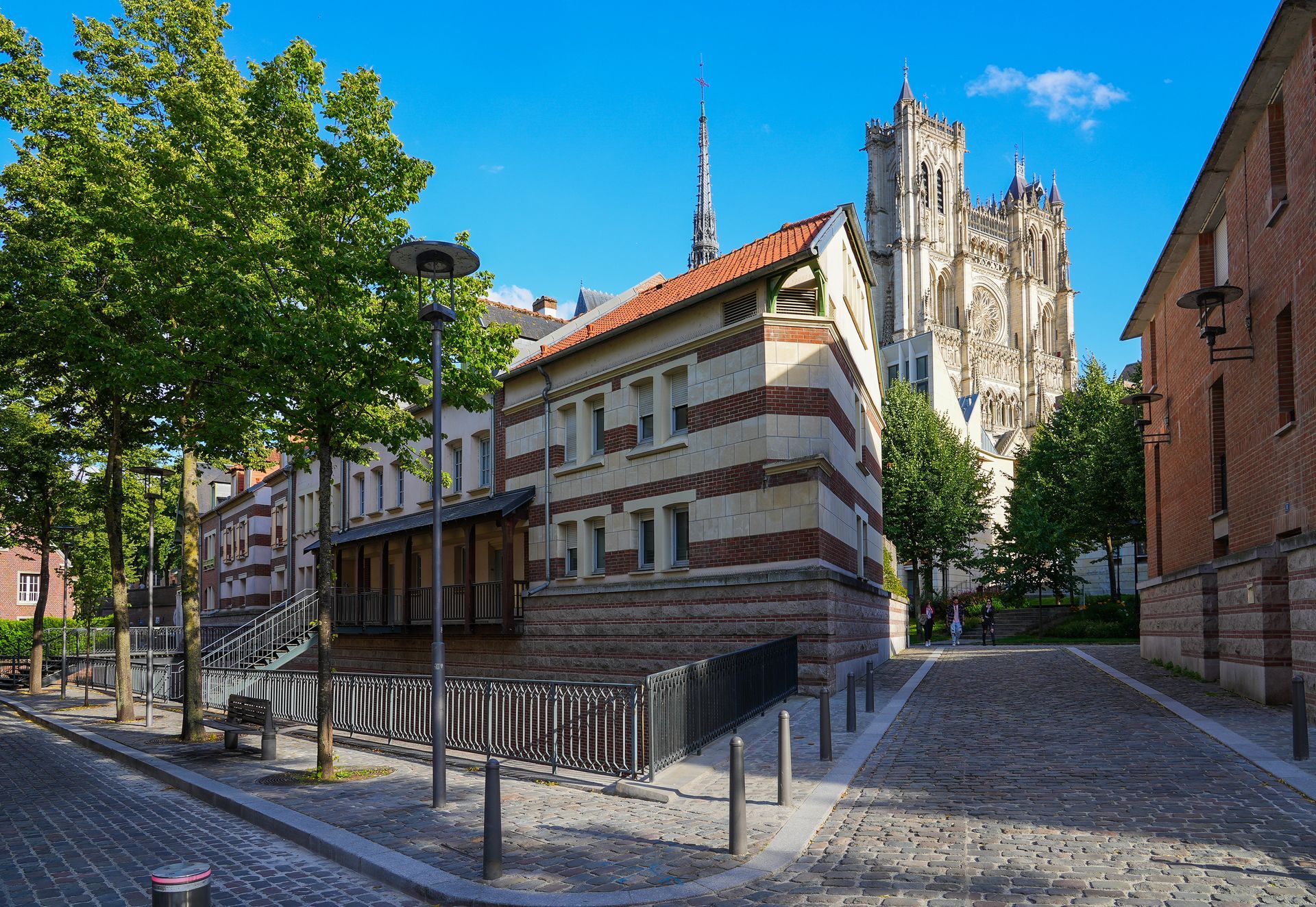 Rue pavée traversant un canal près de la cathédrale Notre-Dame d'Amiens en Picardie
