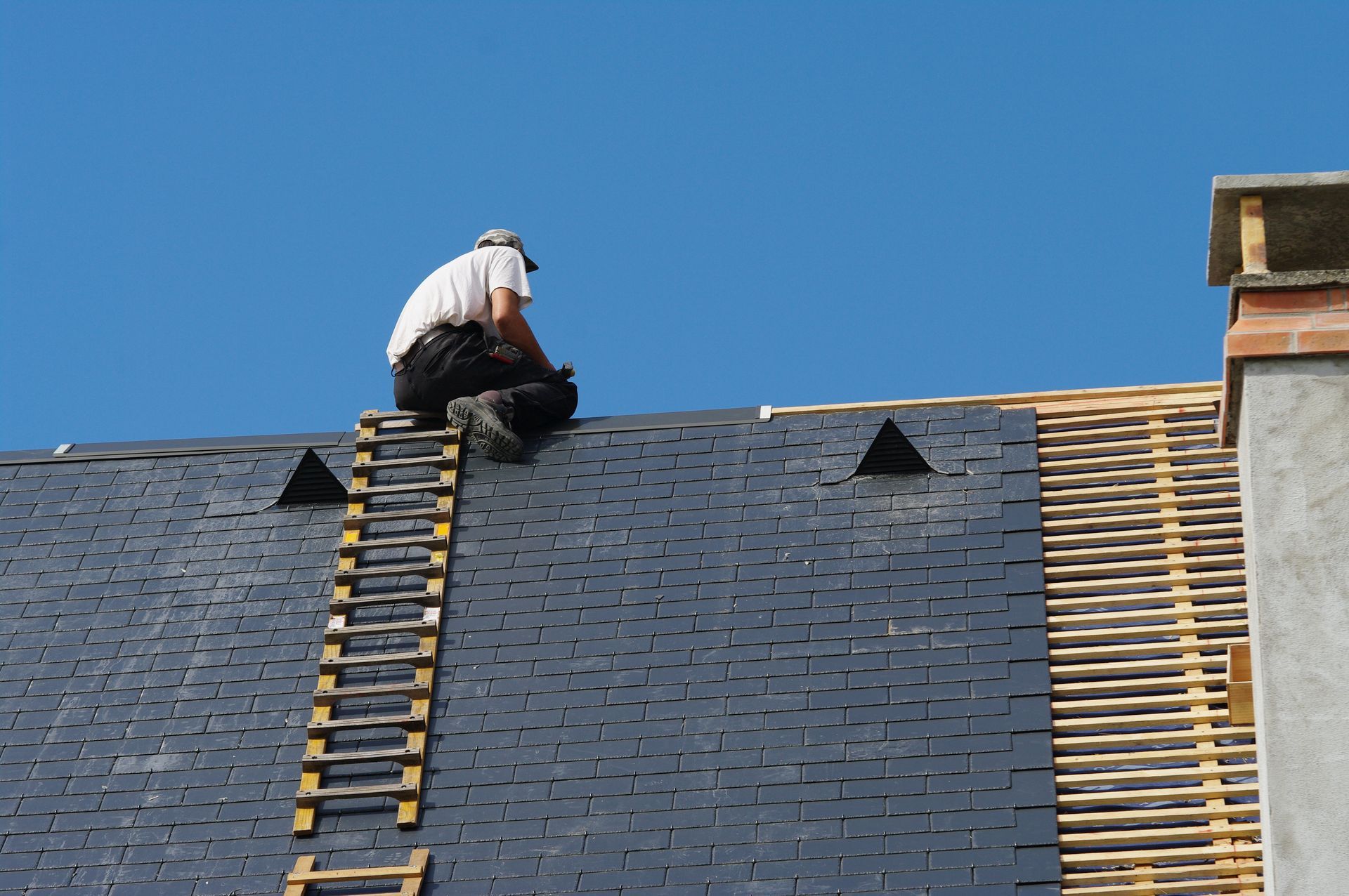 Charpentier sur un toit en rénovation