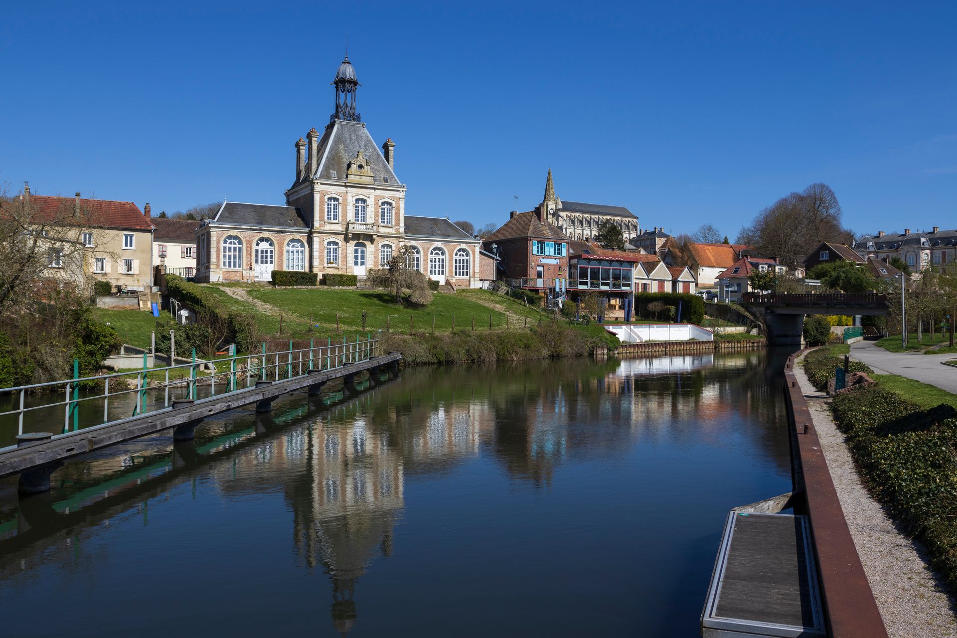 Vue de la Somme et de la mairie de Long