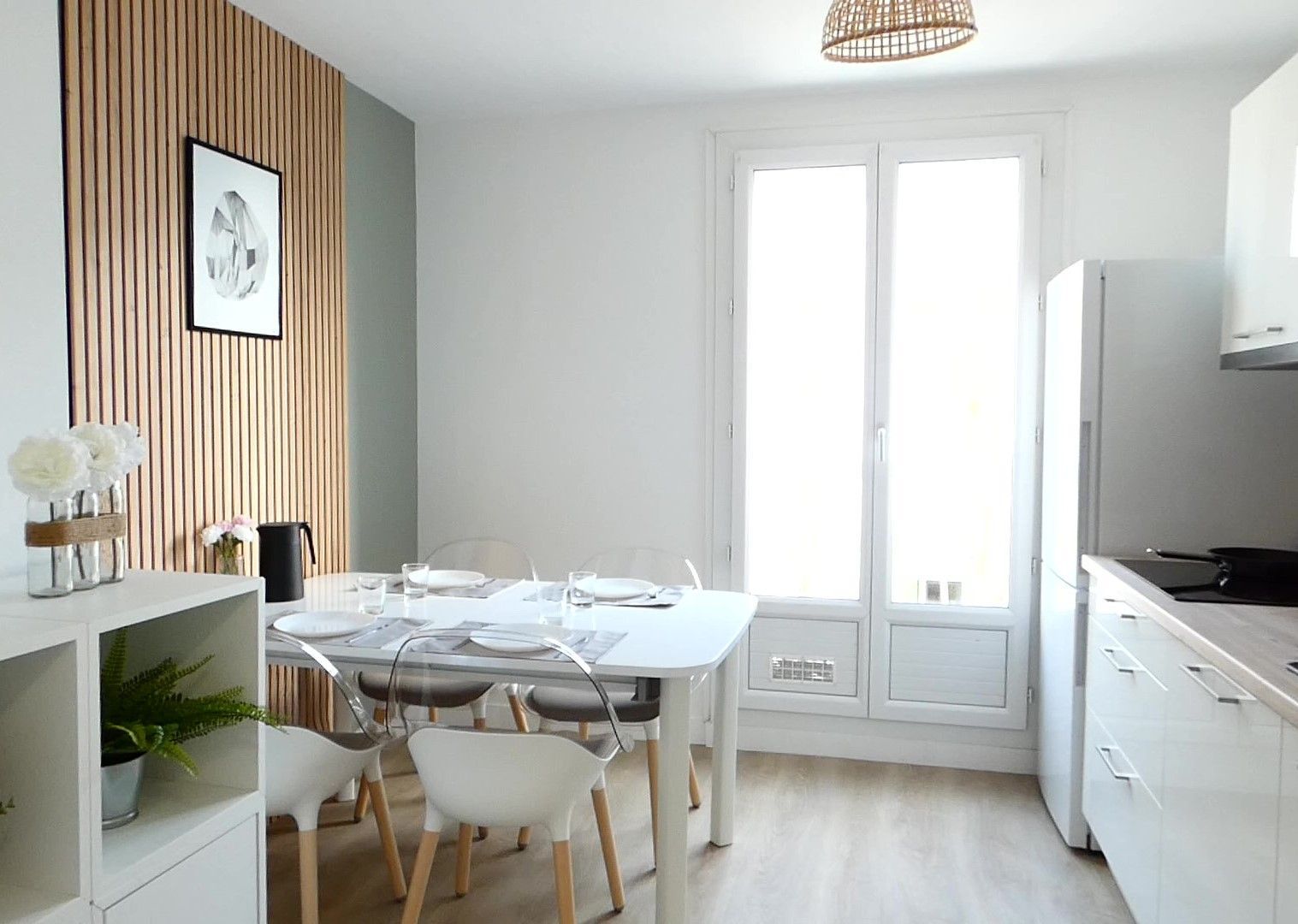 Chambre avec un mur d'accent orange, un lit avec du linge de lit à motifs, un bureau et une fenêtre.