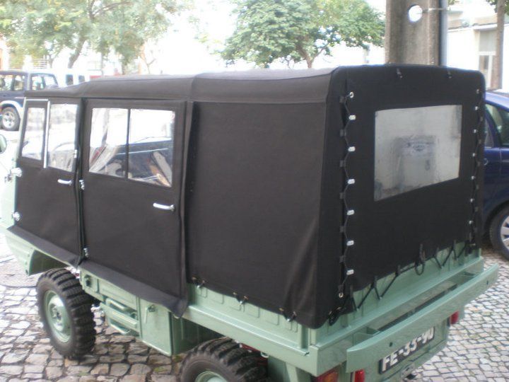 Volante de carro em couro preto com logotipo M e costura tricolor.