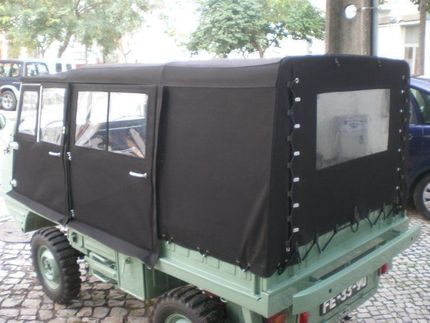 Volante de carro em couro preto com logotipo M e costura tricolor.