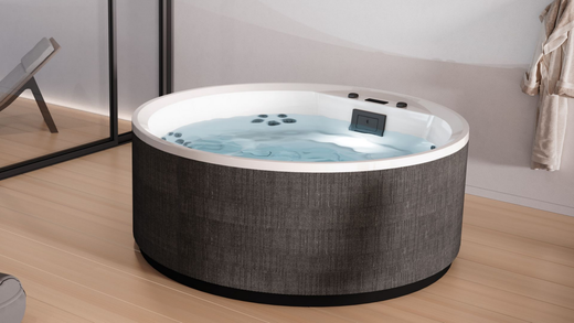 Terrasse arrière avec un jacuzzi gris foncé.