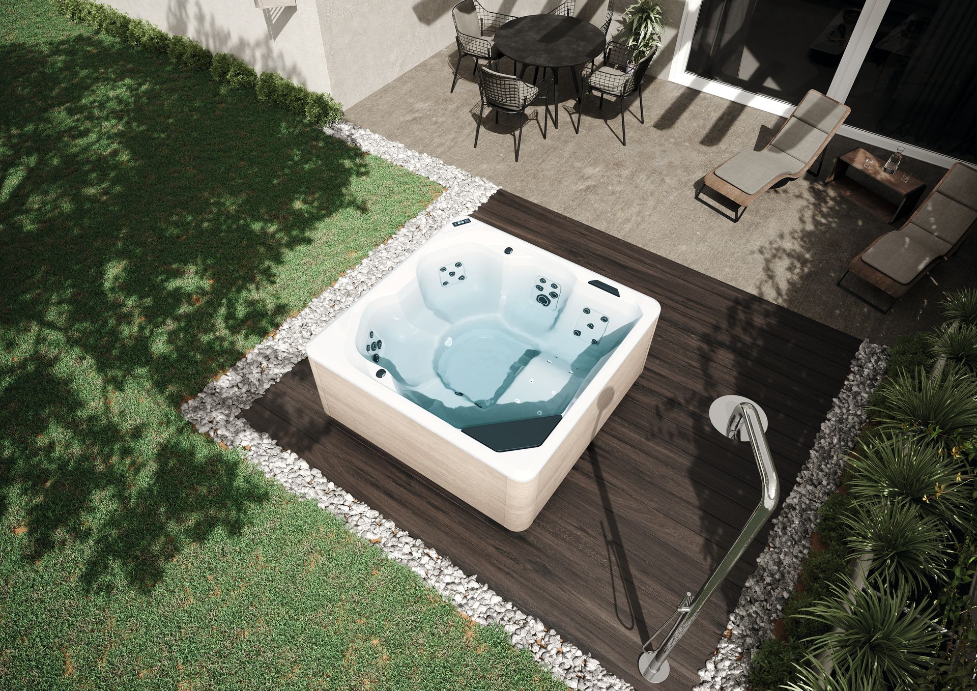 Jacuzzi extérieur sur une terrasse en bois couverte, l'eau bouillonne, avec un jardin en arrière-plan.