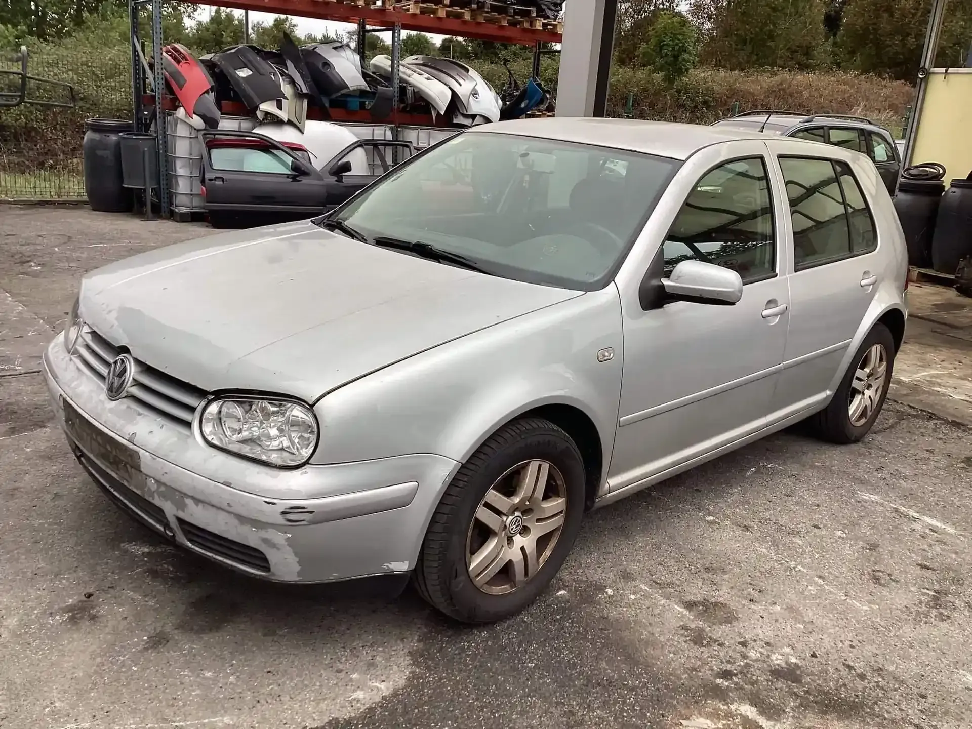 Volkswagen Golf color plata aparcado al aire libre.