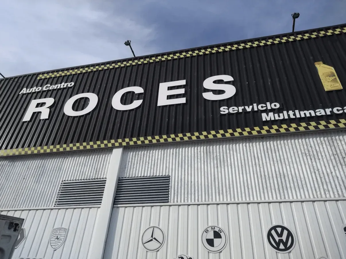 Exterior de taller mecánico con cartel 