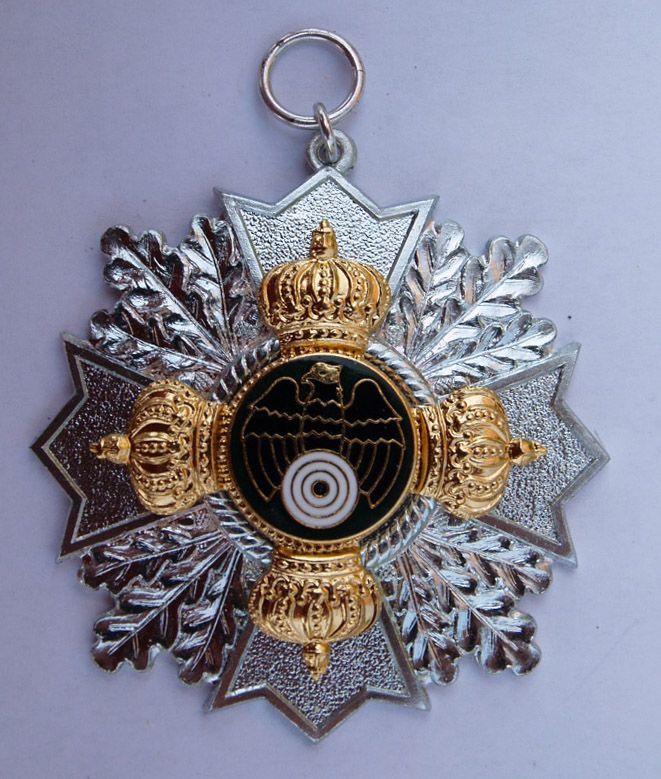 Eine Medaille mit einer Krone und einer Zielscheibe darauf