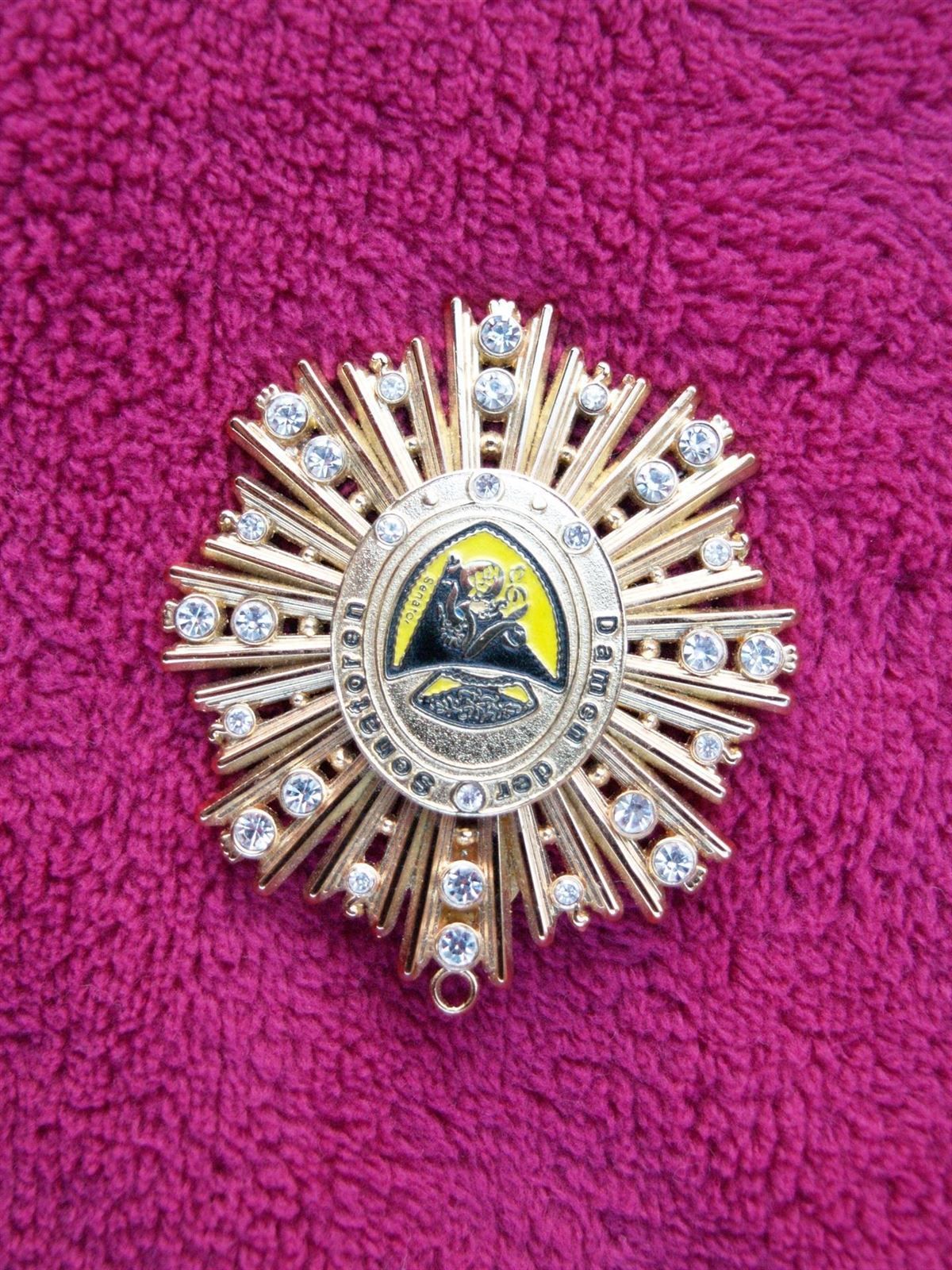 Eine Goldmedaille mit einem Bergbild darauf