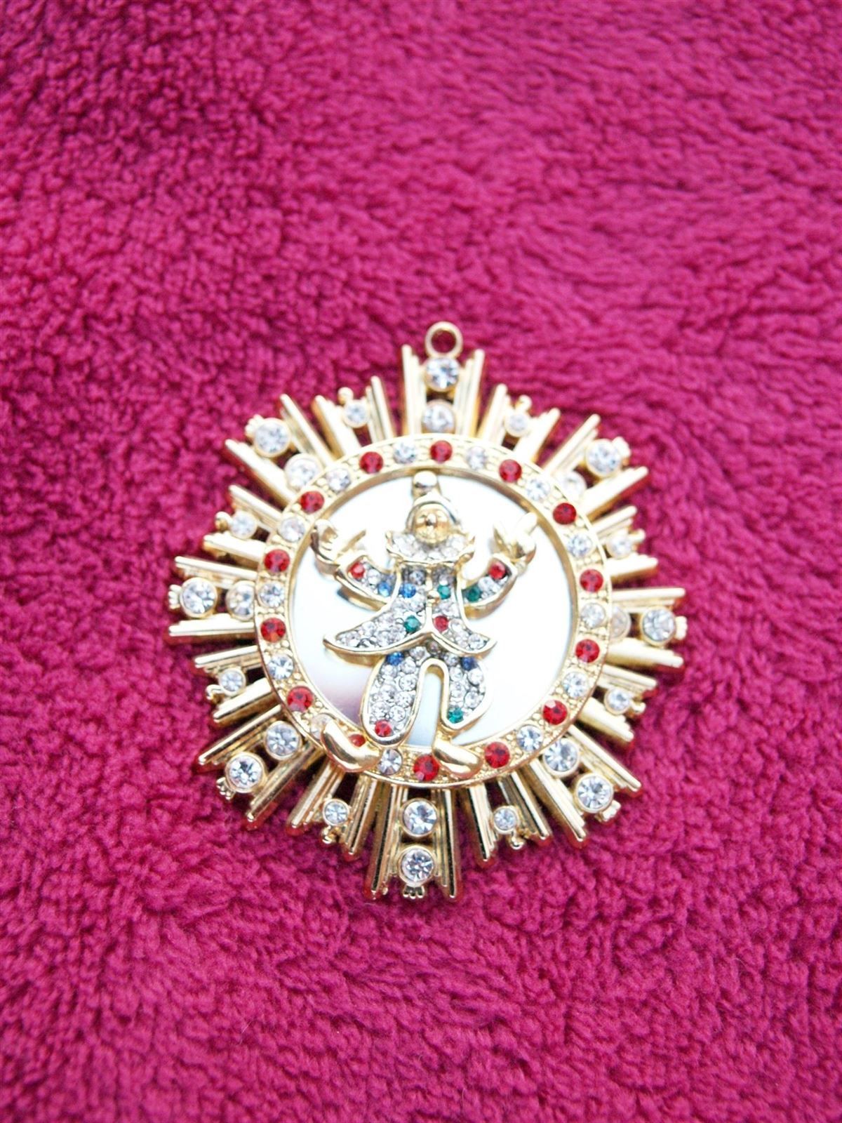 Ein goldener Anhänger mit einem Bild einer Frau in der Mitte