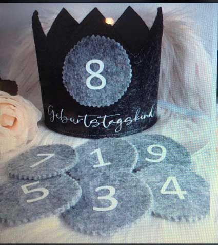 Auf einem Tisch liegt eine Krone mit der Zahl 8 darauf.