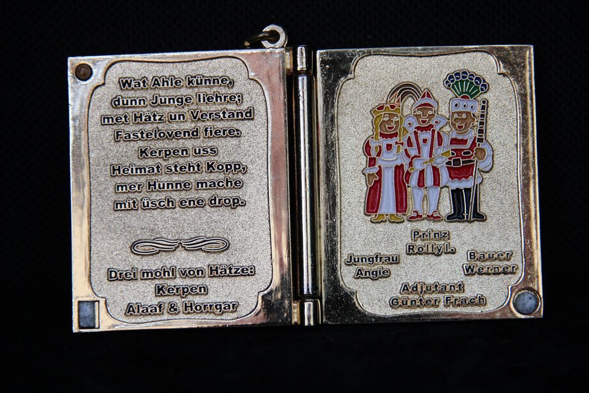 Ein Buch ist auf einer Seite aufgeschlagen, auf der zwei Nussknacker abgebildet sind