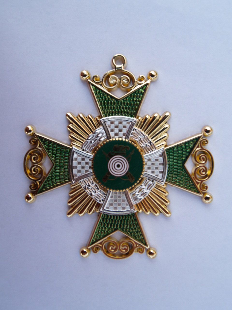Ein goldenes und grünes Kreuz mit einem Kreis in der Mitte