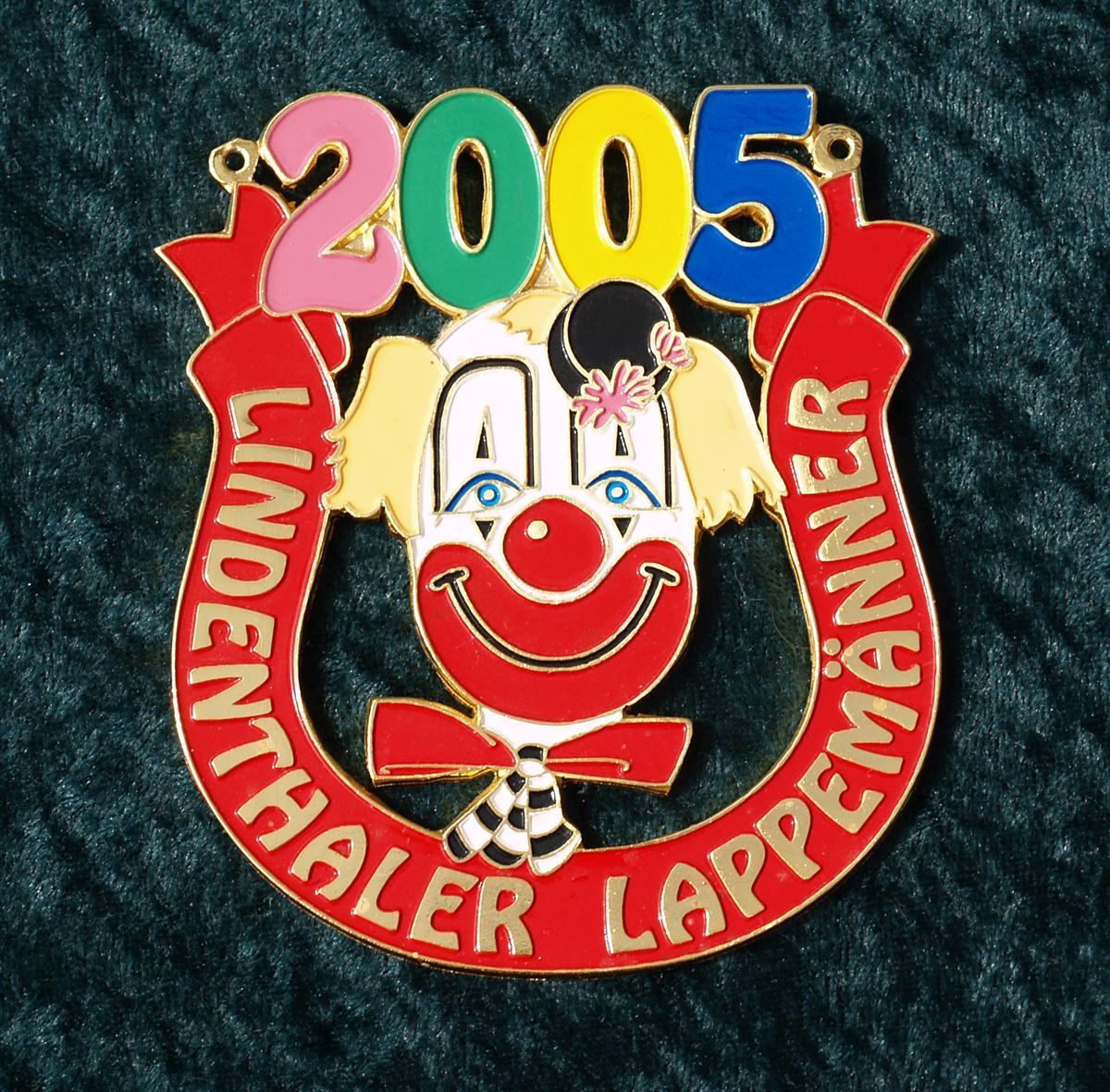 Eine Anstecknadel mit einem Clown und der Jahreszahl 2005